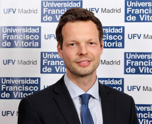 adriaan kuhn internacional 300x245 CONTACTO Estudiar en Universidad Privada Madrid