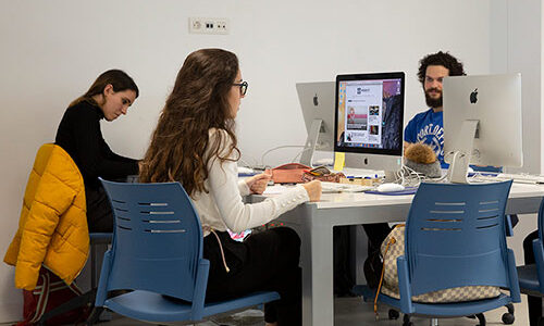 Instalaciones de la Facultad de la Comunicación mirada21 redaccion UFV 500x300 Instalaciones de la Facultad de la Comunicación Estudiar en Universidad Privada Madrid