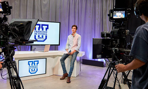 Instalaciones de la Facultad de la Comunicación plato presentador periodista UFV 500x300 Instalaciones de la Facultad de la Comunicación Estudiar en Universidad Privada Madrid