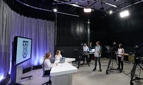 Instalaciones de la Facultad de la Comunicación practica plato television campus UFV 500x300 Instalaciones de la Facultad de la Comunicación Estudiar en Universidad Privada Madrid