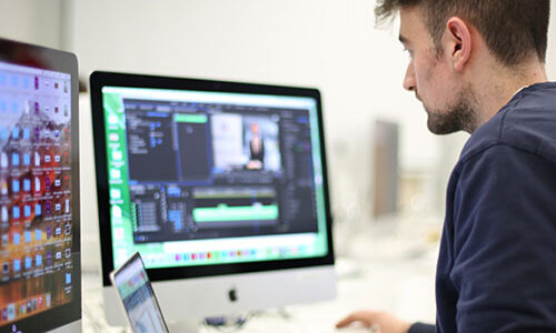 Instalaciones de la Facultad de la Comunicación sala mac ufv 500x300 Instalaciones de la Facultad de la Comunicación Estudiar en Universidad Privada Madrid