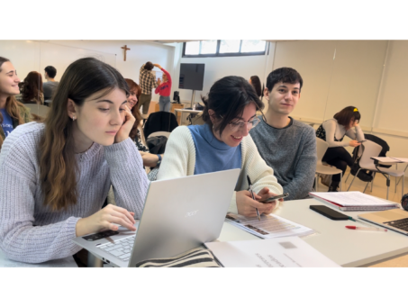 Theater Group Luces y sonido 2.jpg 453x341 Theater Group Estudiar en Universidad Privada Madrid