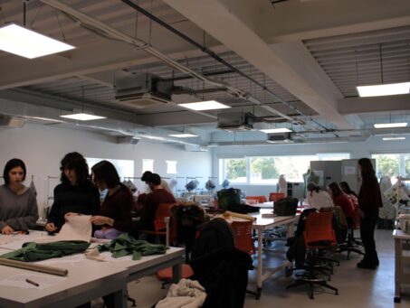 Grupo de teatro IMG 1670 compr scaled 453x341 Grupo de teatro Estudiar en Universidad Privada Madrid