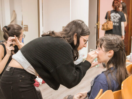 Grupo de teatro IMG 1837 scaled 453x341 Grupo de teatro Estudiar en Universidad Privada Madrid