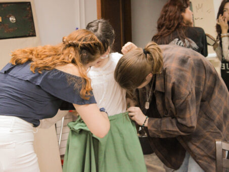 Grupo de teatro IMG 1865 scaled 453x341 Grupo de teatro Estudiar en Universidad Privada Madrid